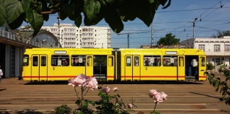 Elevii de la Șincai îi invită pe bucureșteni într-o călătorie ”plină de poezie” cu tramvaiul galben de epocă