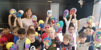 Învățătoarea din Suceava care predă italiana la clasa pregătitoare. Copiii ascultă Vivaldi și citesc la un ceai