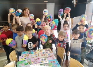 Învățătoarea din Suceava care predă italiana la clasa pregătitoare. Copiii ascultă Vivaldi și citesc la un ceai