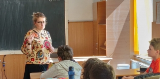 Adriana Bârcean, o profesoară care s-a mutat la țară, predă engleza la Simultan și îi învață pe copii că viața este faină