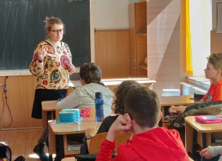 Adriana Bârcean, o profesoară care s-a mutat la țară, predă engleza la Simultan și îi învață pe copii că viața este faină