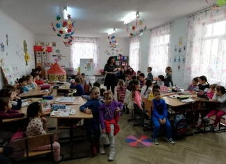 Copiii învață prin joc la școala din Poșta Cîlnău. Au oră de experimente, dar și ”un sfert de lectură la cort”