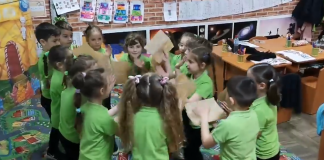 O poveste de la ora de muzică: Copiii cântă și țin ritmul cu… hârtia de copt VIDEO