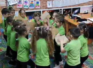 O poveste de la ora de muzică: Copiii cântă și țin ritmul cu… hârtia de copt VIDEO