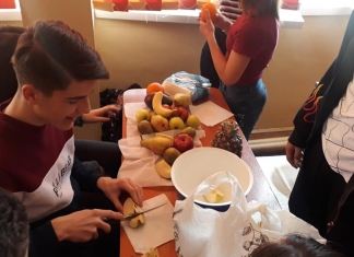 Lecția unui profesor de muzică din Timișoara: Elevii au făcut salată de fructe pe muzica lui Beethoven
