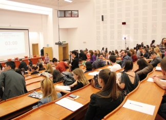 Raportul studenților: Planurile de învățământ nu sunt adaptate la piața muncii, propaganda politică este încă prezentă în universități