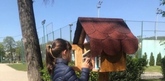 Mini-biblioteci în aer liber. Căsuțe cu cărți, amenajate într-un parc din Cluj-Napoca pentru iubitorii de lectură