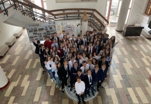 Elevii de clasa a VIII-a de la o școală din Galați renunță la ”ținutele sofisticate” de banchet pentru a ajuta copiii săraci