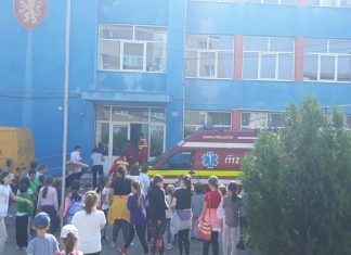 Copil rănit la o şcoală din Sebeş după ce o bucată de tencuială s-a prăbușit peste el