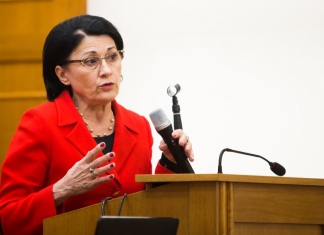 Planul de școlarizare cu locurile la liceu, trimis inspectoratelor. Andronescu: ”Cei care iau note sub 5 să nu mai fie în licee, să meargă spre școli profesionale”