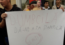 Mai mulţi liceeni au participat la un protest împotriva premierului, la Lipova. ISJ cere explicații