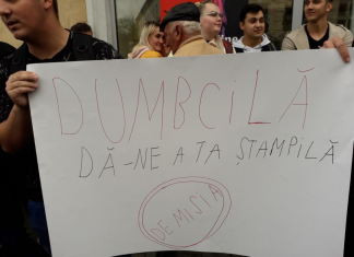 Mai mulţi liceeni au participat la un protest împotriva premierului, la Lipova. ISJ cere explicații