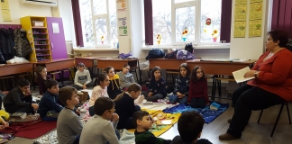 Mirela Barcan, învățătoarea care a creat o clasă prietenoasă în care copiii nu se plictisesc niciodată: ”Elevii mei învață… să învețe”