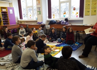 Mirela Barcan, învățătoarea care a creat o clasă prietenoasă în care copiii nu se plictisesc niciodată: ”Elevii mei învață… să învețe”