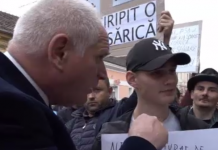 Protestul de la Lipova: Directorul liceului își umilește public elevii, iar șefa ISJ se declară ”mândră de PSD”