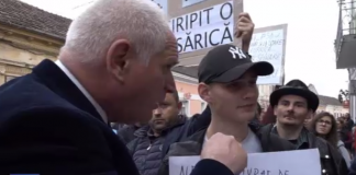Protestul de la Lipova: Directorul liceului își umilește public elevii, iar șefa ISJ se declară ”mândră de PSD”