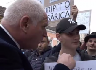 Protestul de la Lipova: Directorul liceului își umilește public elevii, iar șefa ISJ se declară ”mândră de PSD”