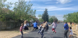 La joacă, pe strada din sat. Ce jocuri preferă copiii în ziua de astăzi și cum au rezistat ”Șarpele” și ”Teașa”