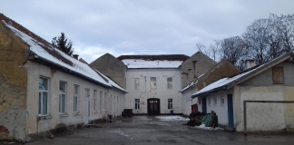Pauza non-formală, un proiect ambițios într-un sat din Brașov: Elevii și profesorii strâng bani pentru a amenaja curtea școlii