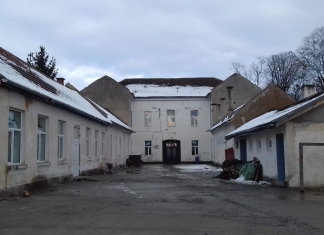 Pauza non-formală, un proiect ambițios într-un sat din Brașov: Elevii și profesorii strâng bani pentru a amenaja curtea școlii