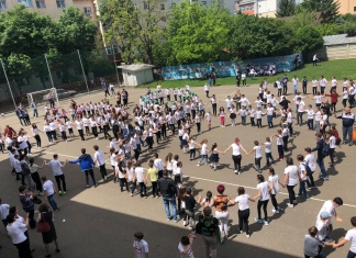 Imagini din curtea școlii. Cum au amenajat elevii de clasa a IV-a spațiul verde la o școală din Vaslui