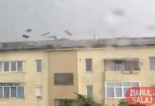 Cursuri suspendate la o școală din Zalău, după ce grindina a distrus acoperișul clădirii