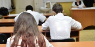 Profesoara care a pus o elevă de clasa a V-a să se tundă în fața clasei, sancționată