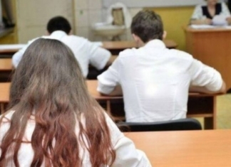 Profesoara care a pus o elevă de clasa a V-a să se tundă în fața clasei, sancționată