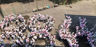 Elevii unui liceu din Focșani au donat prin SMS pentru primul spital de oncologie pediatrică, într-un flashmob organizat în curtea școlii
