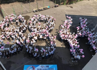Elevii unui liceu din Focșani au donat prin SMS pentru primul spital de oncologie pediatrică, într-un flashmob organizat în curtea școlii