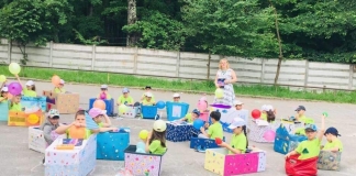 Școala este o bucurie pentru elevii învățătoarei Daniela Stana: Petreceri în clasă, matematică cu pufuleți și ”cutii” pentru citit