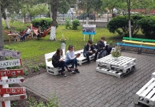 Grădina școlii, ca o sală de clasă în aer liber. Locul unde poți face ora de matematică, de limbă și literatură sau de științe