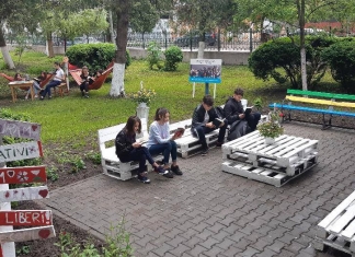 Grădina școlii, ca o sală de clasă în aer liber. Locul unde poți face ora de matematică, de limbă și literatură sau de științe