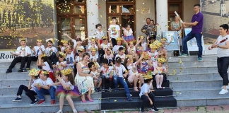 O imagine a prieteniei, la sfârșit de an școlar. Cum și-a surprins învățătoarea Adriana Lefter elevii de clasa I