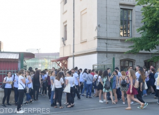 Bursele elevilor din sectorul 4: Bursa de performanță – 50 de lei, bursele de merit – de la 30 de lei. Asociația Elevilor: ”Sunt ruşinos de mici!”