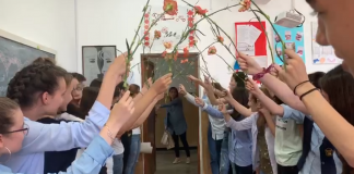 Surpriza unor elevi de clasa a IX-a pentru diriginta lor. Ștefan: ”Este un om deschis la suflet, ne întreabă cum ne simțim. Îi pasă de noi”