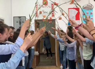 Surpriza unor elevi de clasa a IX-a pentru diriginta lor. Ștefan: ”Este un om deschis la suflet, ne întreabă cum ne simțim. Îi pasă de noi”