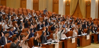 Elevi de la trei licee din București au fost parlamentari pentru o zi: au dezbătut și votat proiecte în ședința de plen