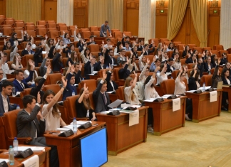 Elevi de la trei licee din București au fost parlamentari pentru o zi: au dezbătut și votat proiecte în ședința de plen