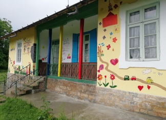 Grădinița pictată din Răducăneni. O casă veche de peste 100 de ani, în care a locuit fondatorul școlii din sat