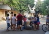 O poveste din vacanță. Cinci copii din Târgu Bujor vând fructe proaspete și sucuri naturale lângă bloc: ”Fac ceva util și nu mai stau pe gadgeturi”