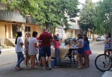 O poveste din vacanță. Cinci copii din Târgu Bujor vând fructe proaspete și sucuri naturale lângă bloc: ”Fac ceva util și nu mai stau pe gadgeturi”