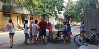O poveste din vacanță. Cinci copii din Târgu Bujor vând fructe proaspete și sucuri naturale lângă bloc: ”Fac ceva util și nu mai stau pe gadgeturi”