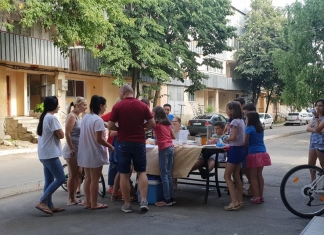 O poveste din vacanță. Cinci copii din Târgu Bujor vând fructe proaspete și sucuri naturale lângă bloc: ”Fac ceva util și nu mai stau pe gadgeturi”