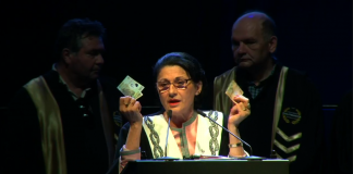 Gestul Ecaterinei Andronescu, în fața absolvenților de la Politehnică: A mototolit și călcat în picioare două bancnote VIDEO
