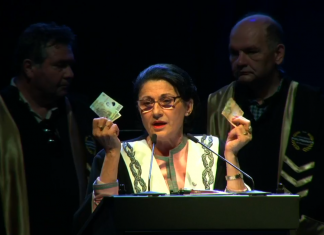 Gestul Ecaterinei Andronescu, în fața absolvenților de la Politehnică: A mototolit și călcat în picioare două bancnote VIDEO