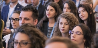 Teodorovici vrea ca absolvenții Programului de Internship al Guvernului să fie angajați automat