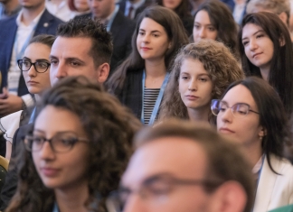 Teodorovici vrea ca absolvenții Programului de Internship al Guvernului să fie angajați automat