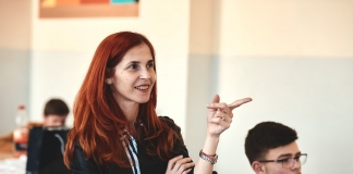 Tatiana Cauni, o profesoară ”severă” care dă ”aripi” elevilor prin teatru și ore de poveste. Ultima provocare: Cafeneaua Merito
