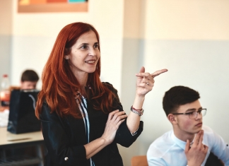 Tatiana Cauni, o profesoară ”severă” care dă ”aripi” elevilor prin teatru și ore de poveste. Ultima provocare: Cafeneaua Merito